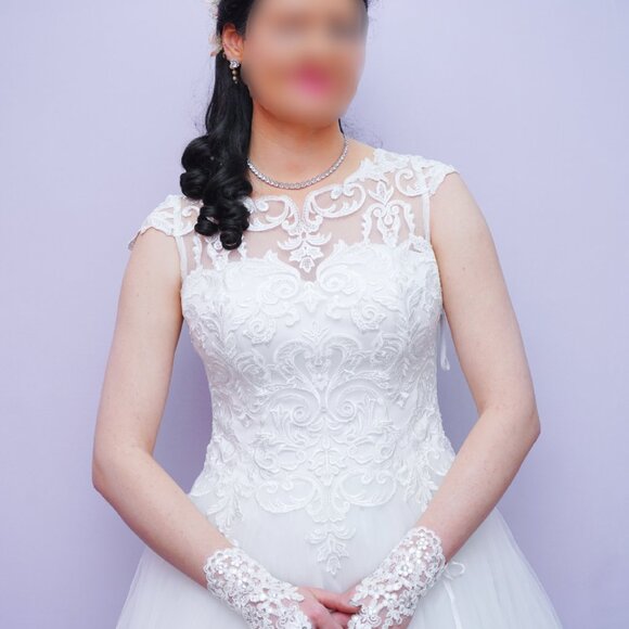 Wedding Dress, with hoop skirt, veil & accessories Size 10, Monica Loretti - Picture 3 of 10